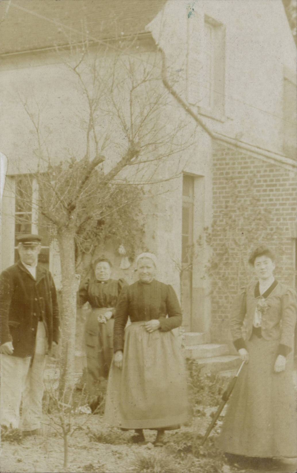 CARTE PHOTO FAmille a la campagne pour Gentilly