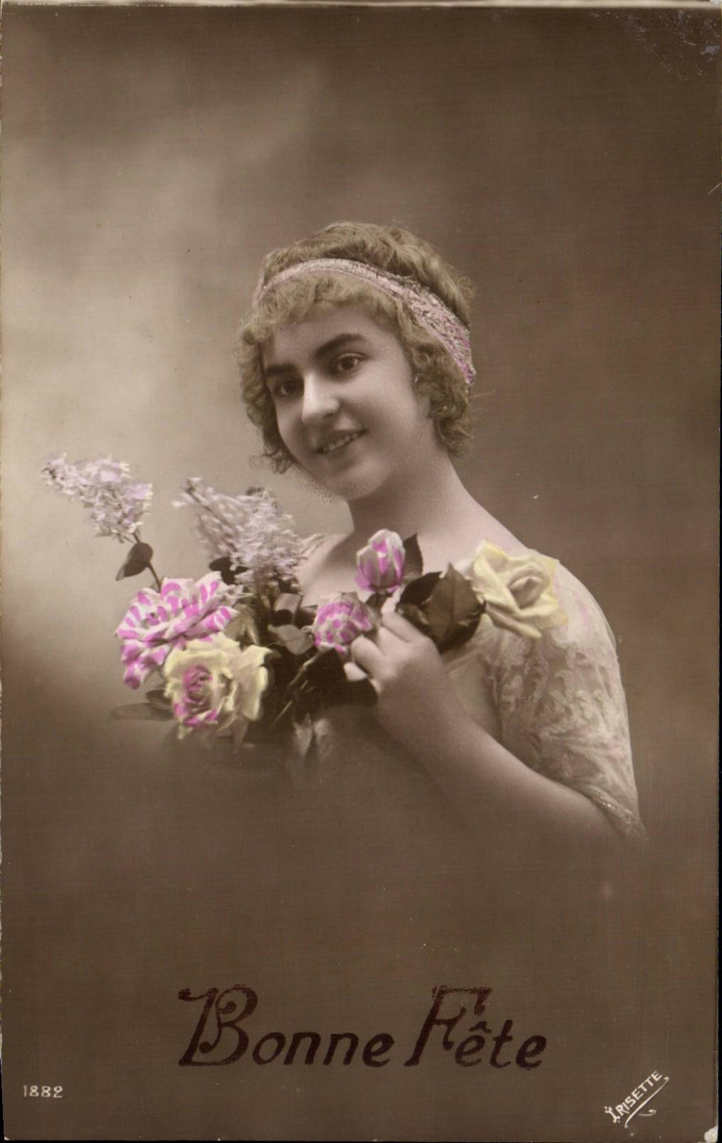 Jeune femme avec bouquet — Bonne Fête — YARETTE