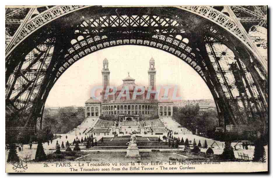 Paris CPA Trocadero vu sous la Tour Eiffel