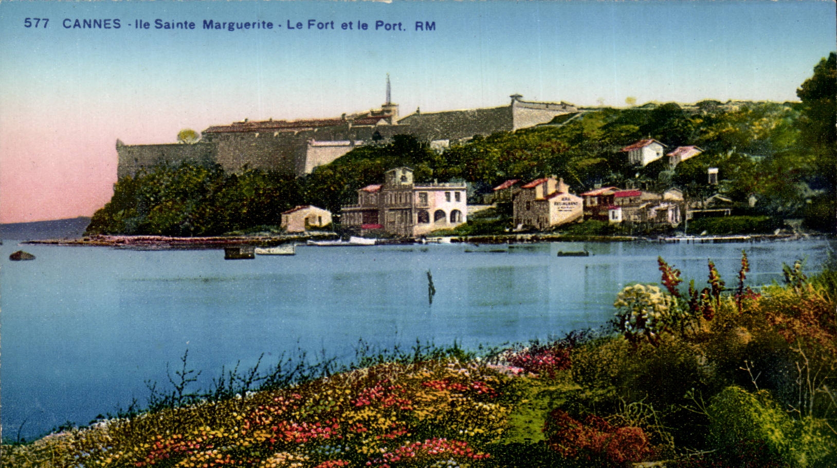 Cannes CPA Ile Sainte Marguerite Le fort et el port