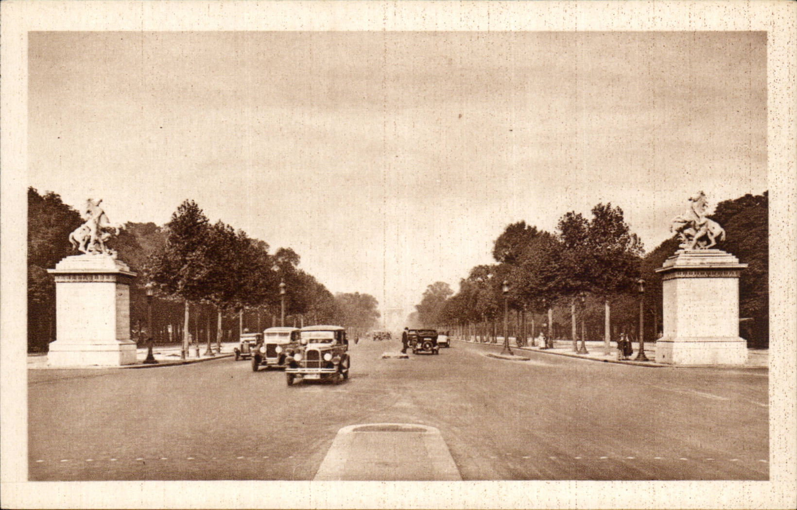 Paris CPA Avenue des Champs Elysees et les chevaux de Marly Coustou