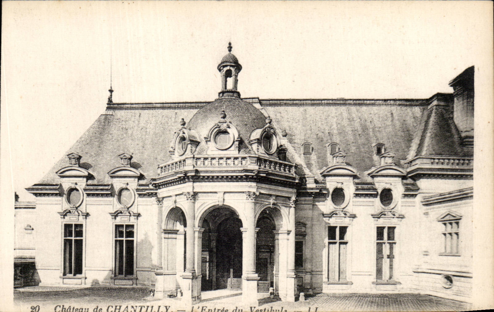 Chateau de chantilly CPA L'entree du vestibule