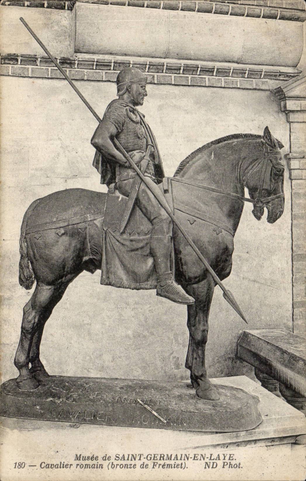 Cavalier romain — statue en bronze au musée de Saint-Germain-en-Laye — ND Phot.