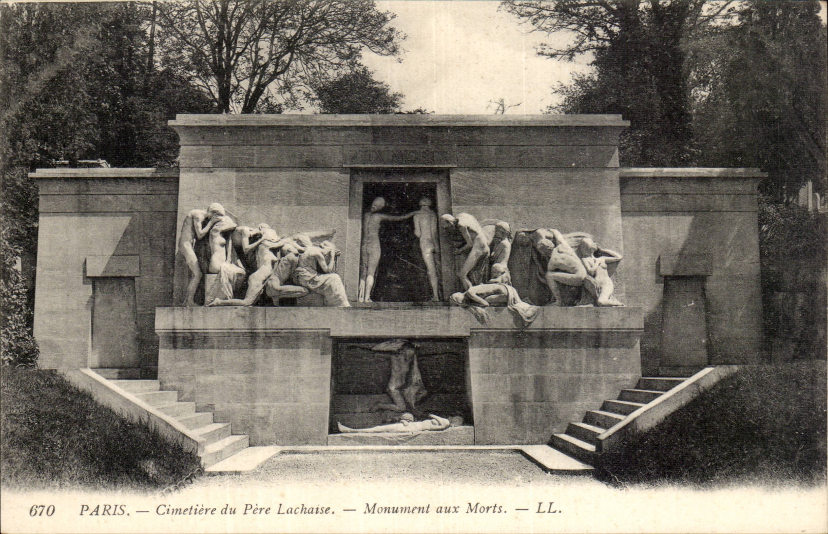 Paris CPA Cimetiere du Pere Lachaise Monument aux morts