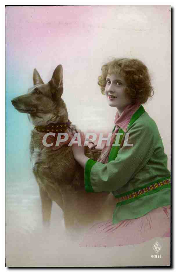 CPA Fantaisie Femme Chien dog berger allemand