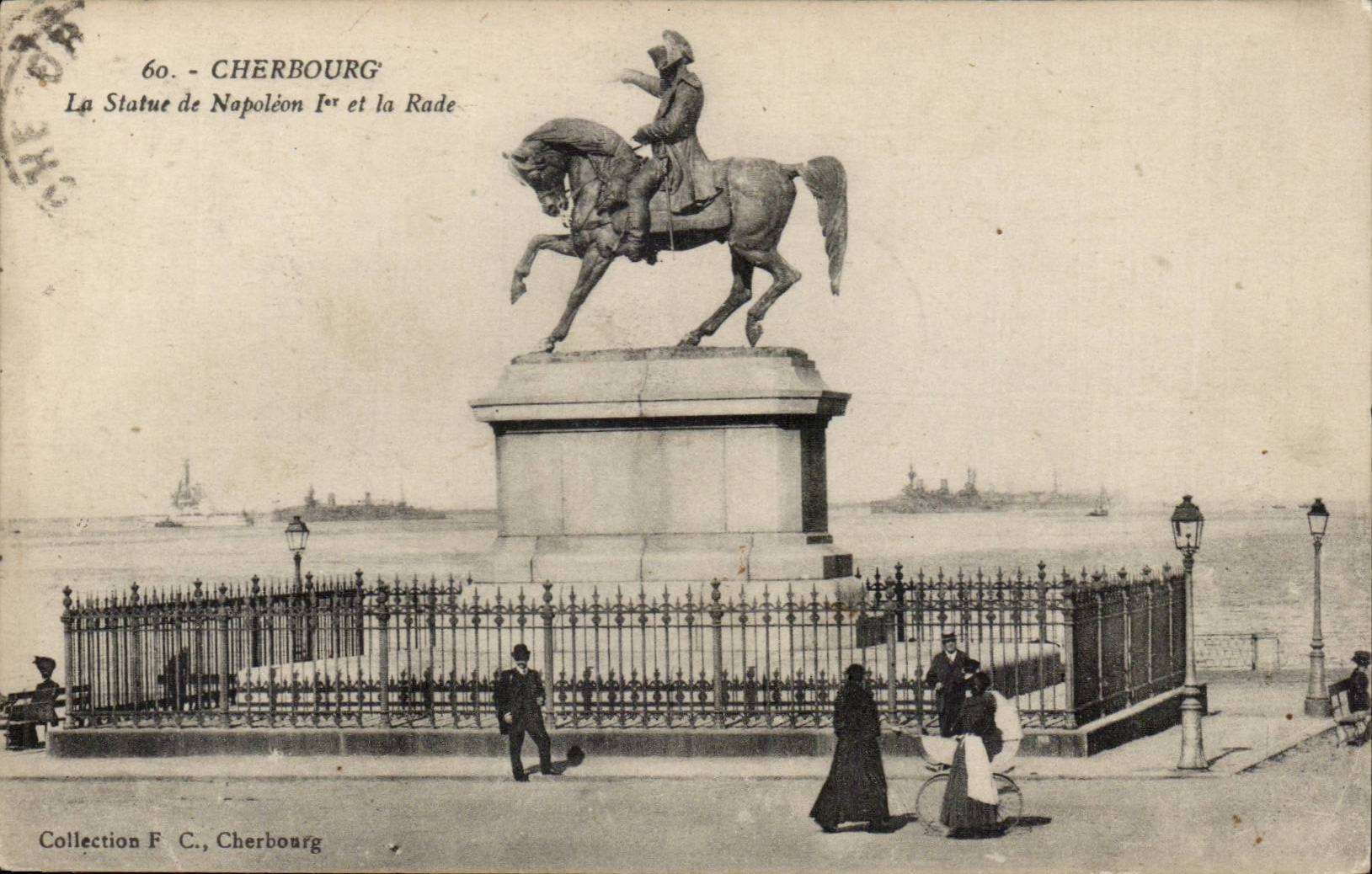 CPA Cherbourg La statue de Napoleon 1er et la rade