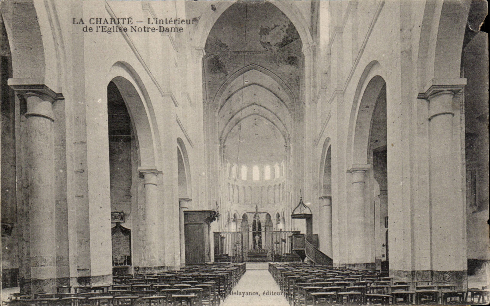 CPA La Cahrite Interieur de l'eglise Notre Dame