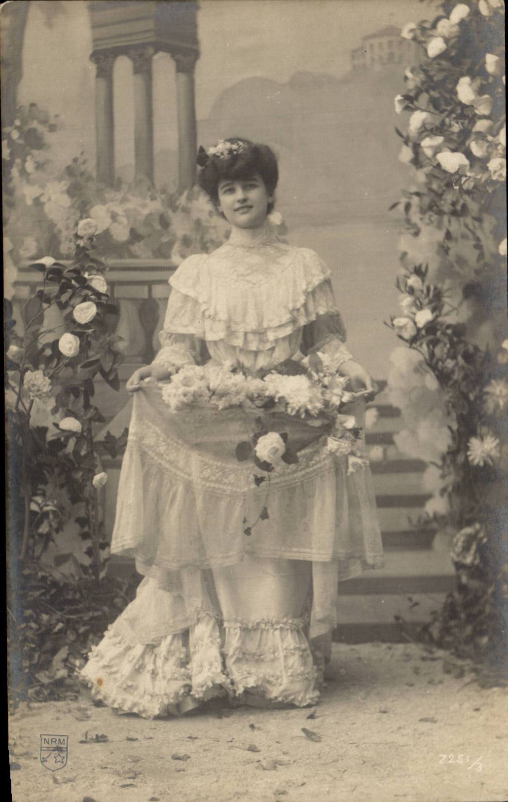 Jeune femme en robe à volants — décor floral et colonnes — NRM, n° Z2251/3