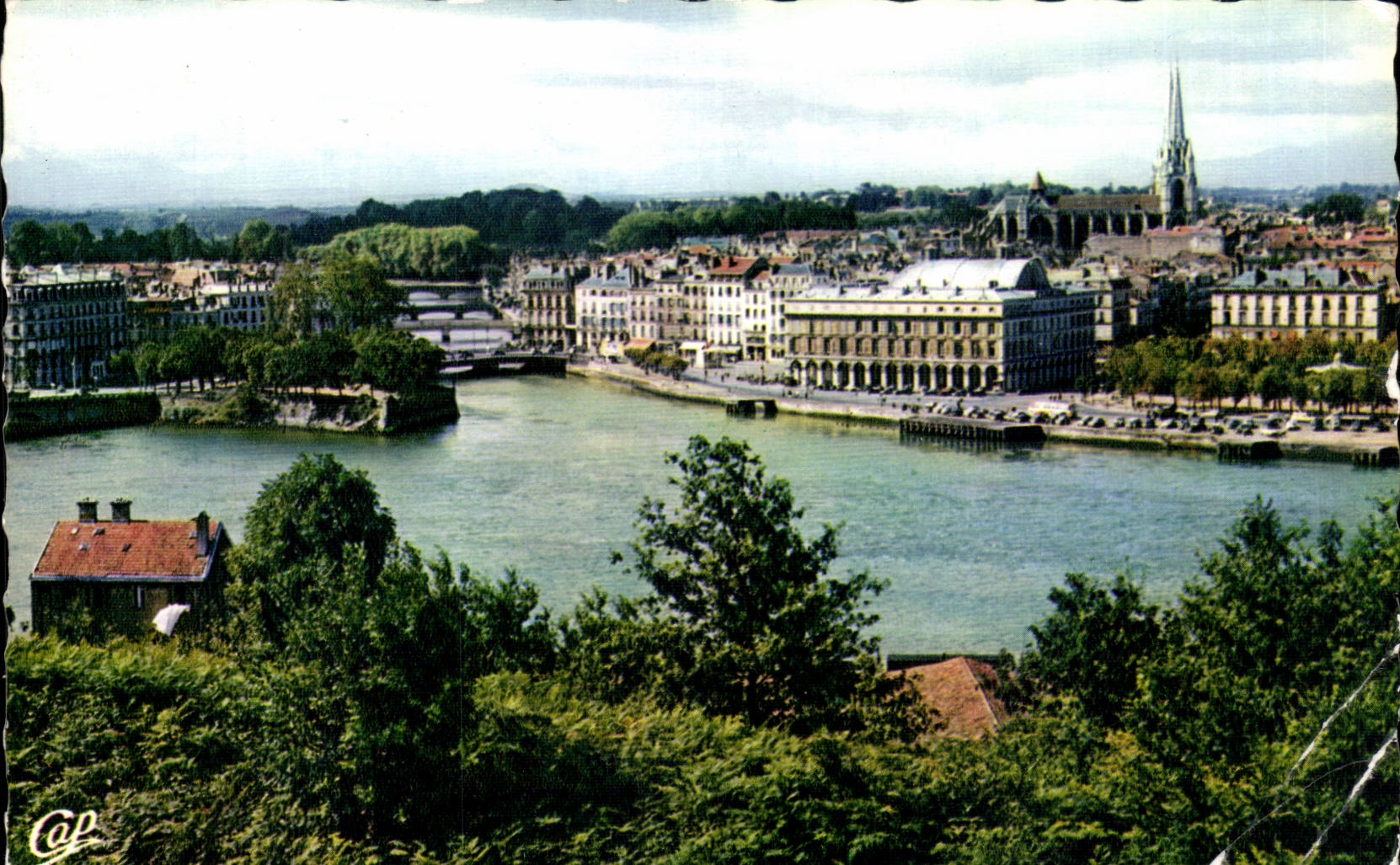 Bayonne CPM Confluent d ela Nive et de l'adour L'hotel de ville et la cathedrale