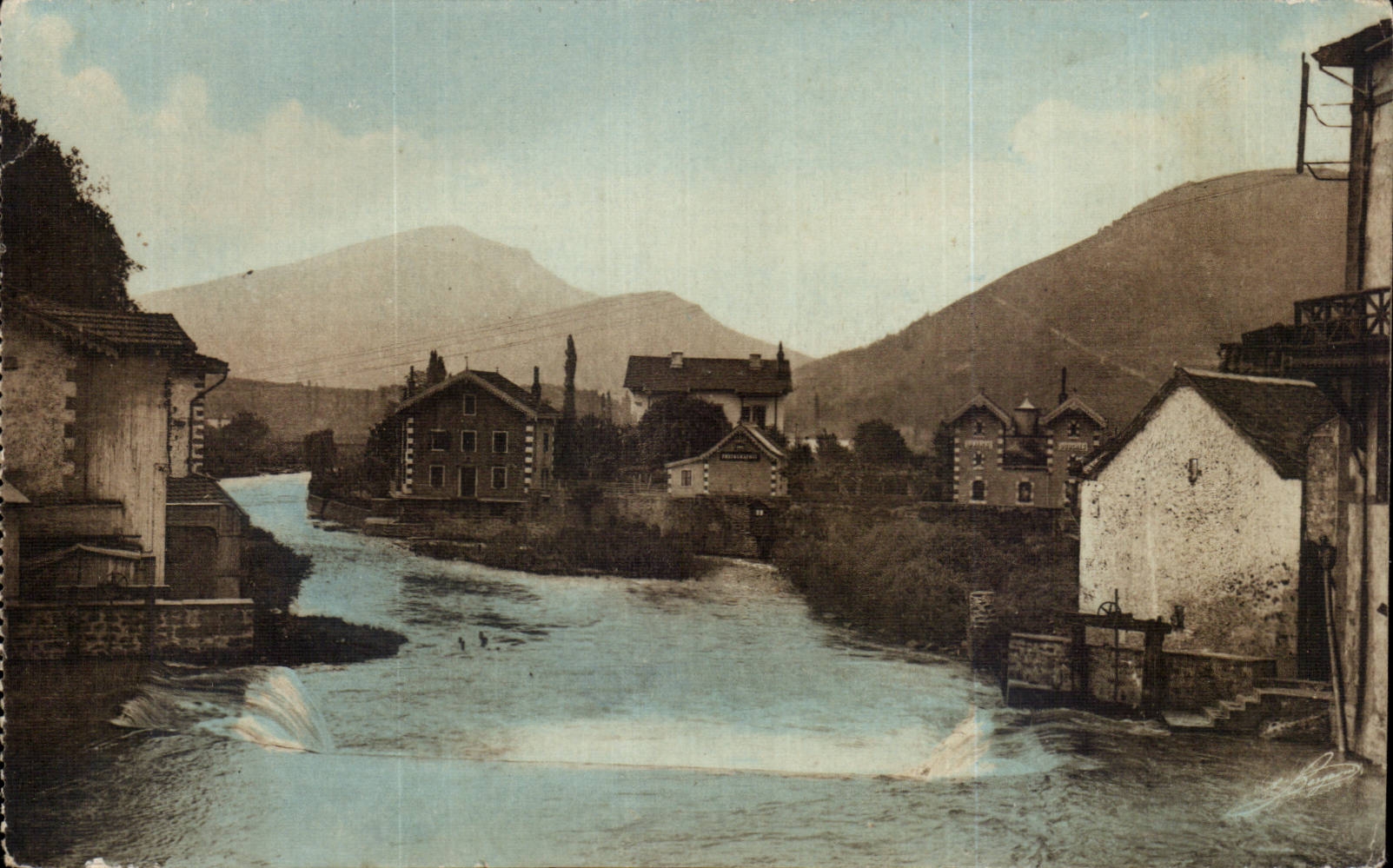La Nive à Saint-Jean-Pied-de-Port — vue de la rivière et des bâtiments — CPAPHIL 6437