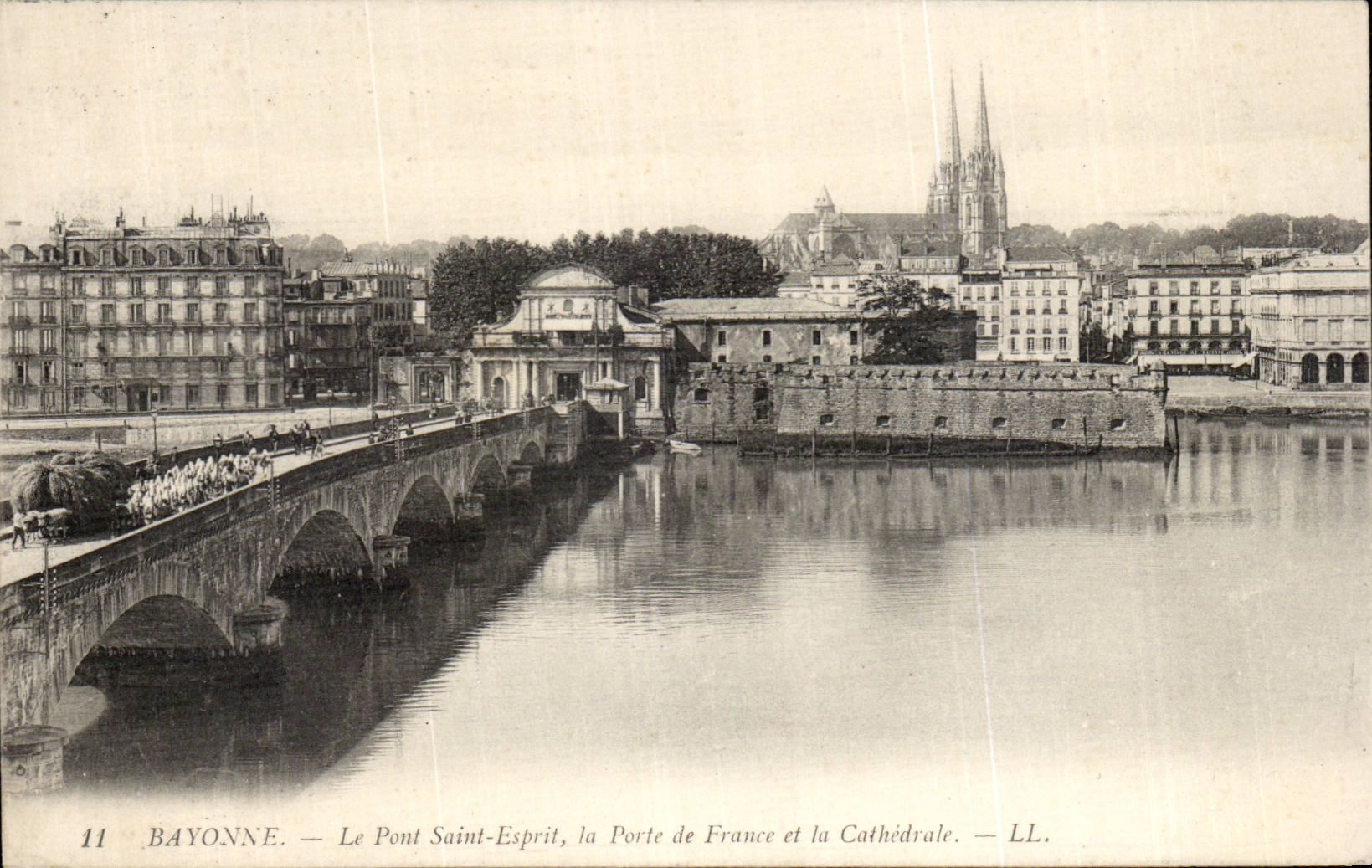 Bayonne CPA Le pont Saint Esprit la porte de France et la cathedrale