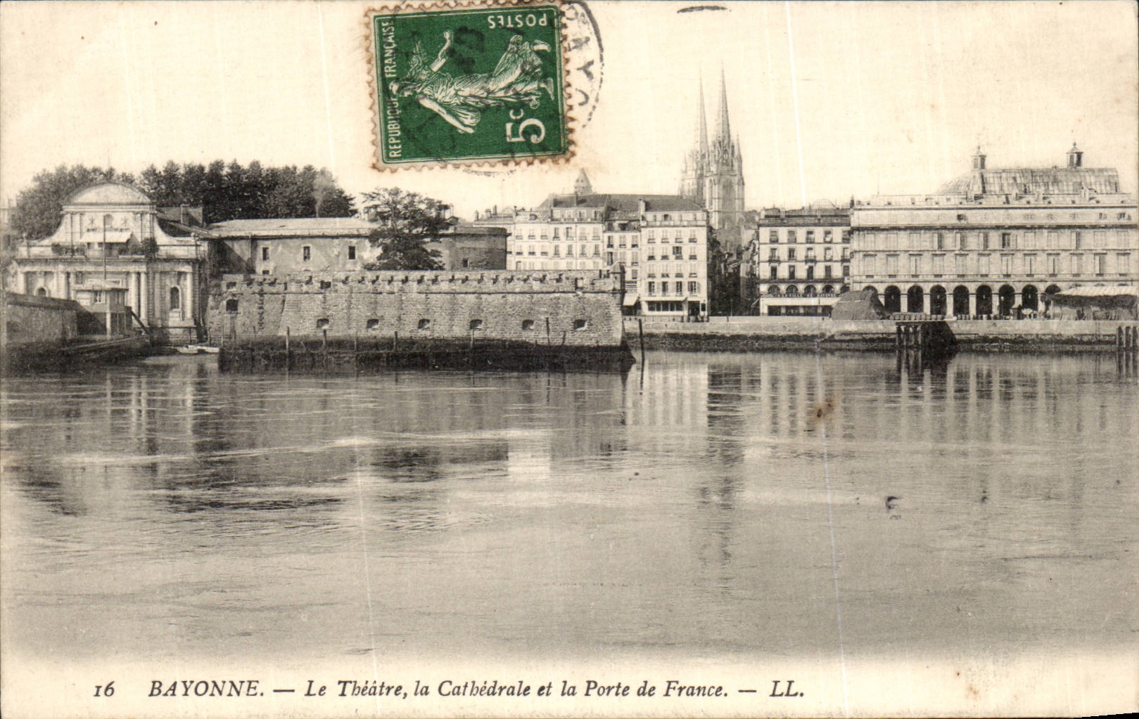 Bayonne CPA Le theatre la cathedrale et la porte de France