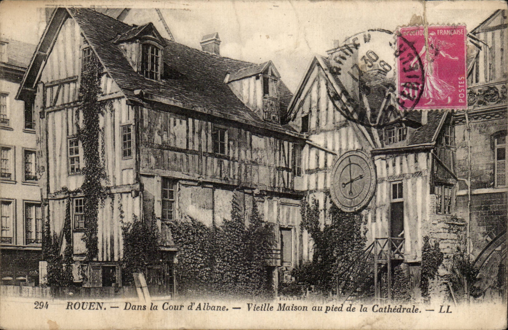 CPA Rouen Dans la cour d'albane Vieille maison au pied de la cathedrale