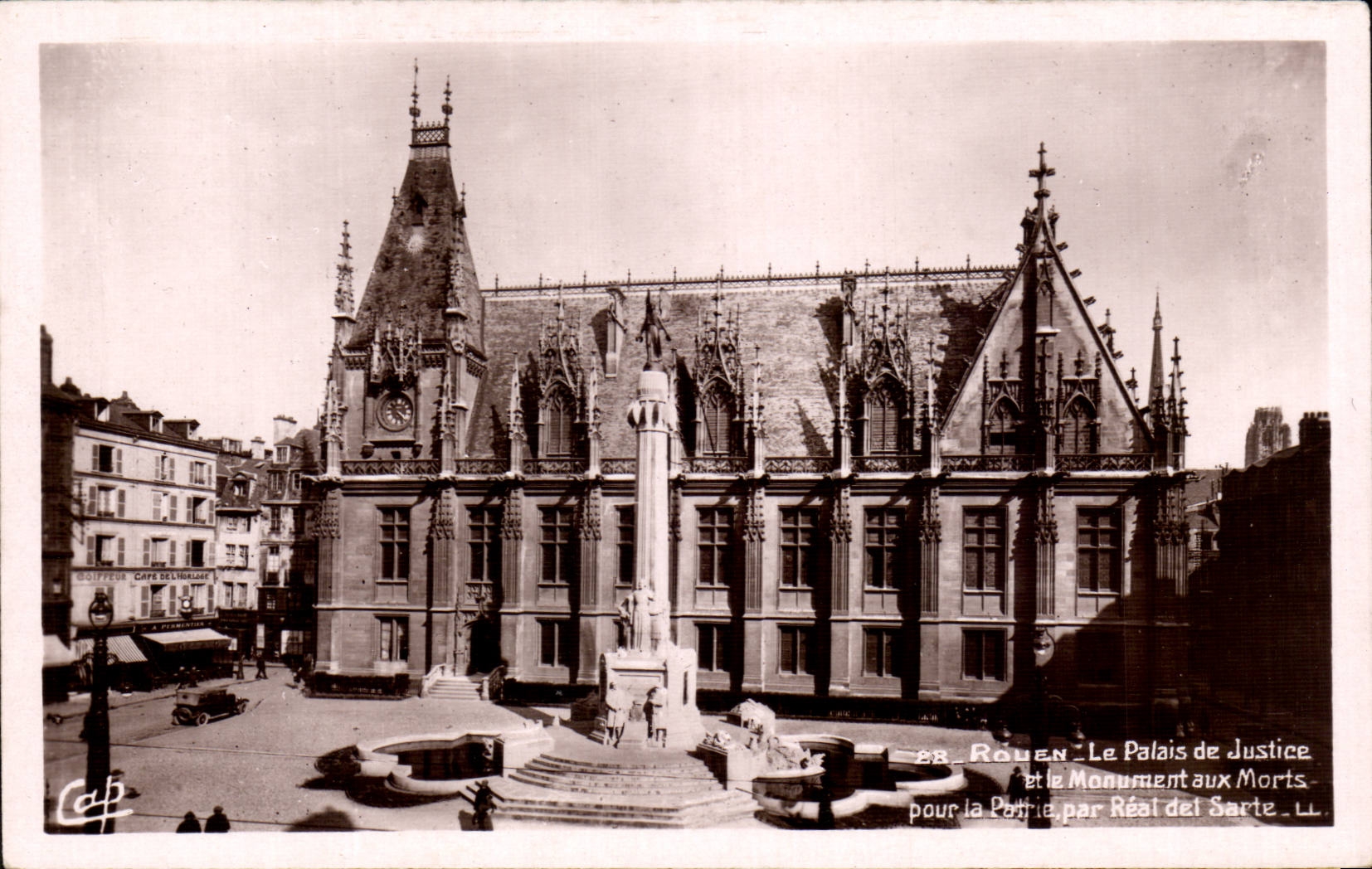 CPA Rouen Palais de justice et le monument aux morts
