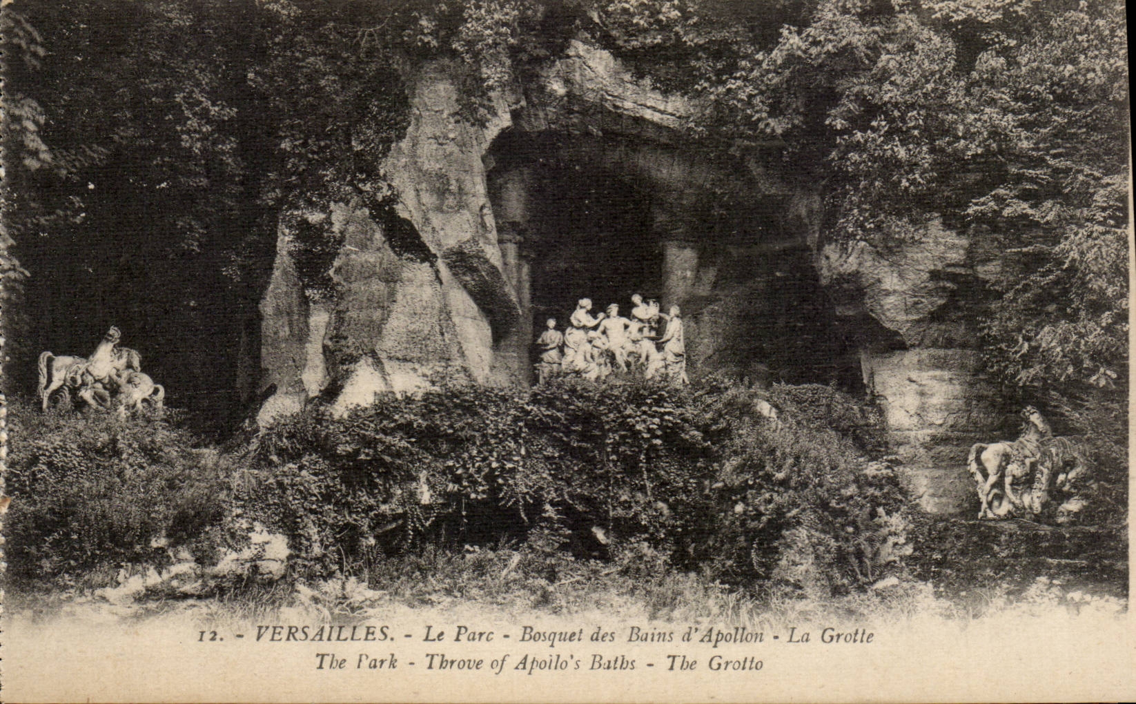 CPA Versailles Le parc Bosqsuet des baisn d'apollon La grotte 