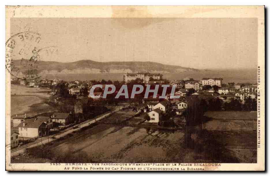Hendaye - Vue panoramique d'Hendaye - Place et le Palais Eskalduna. Au fond la Pointe du Cap Figuier et l'Embouchure de la Bidassoa