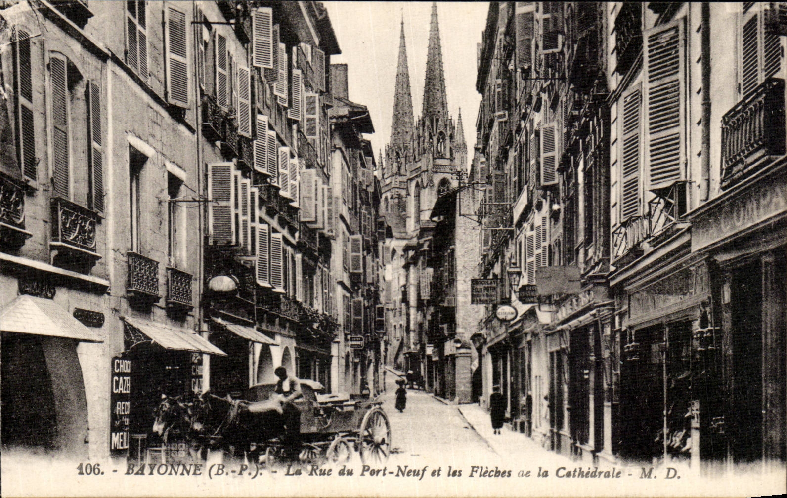 Bayonne (B.-P.) - La Rue du Port-Neuf et les Flèches de la Cathédrale - M. D.