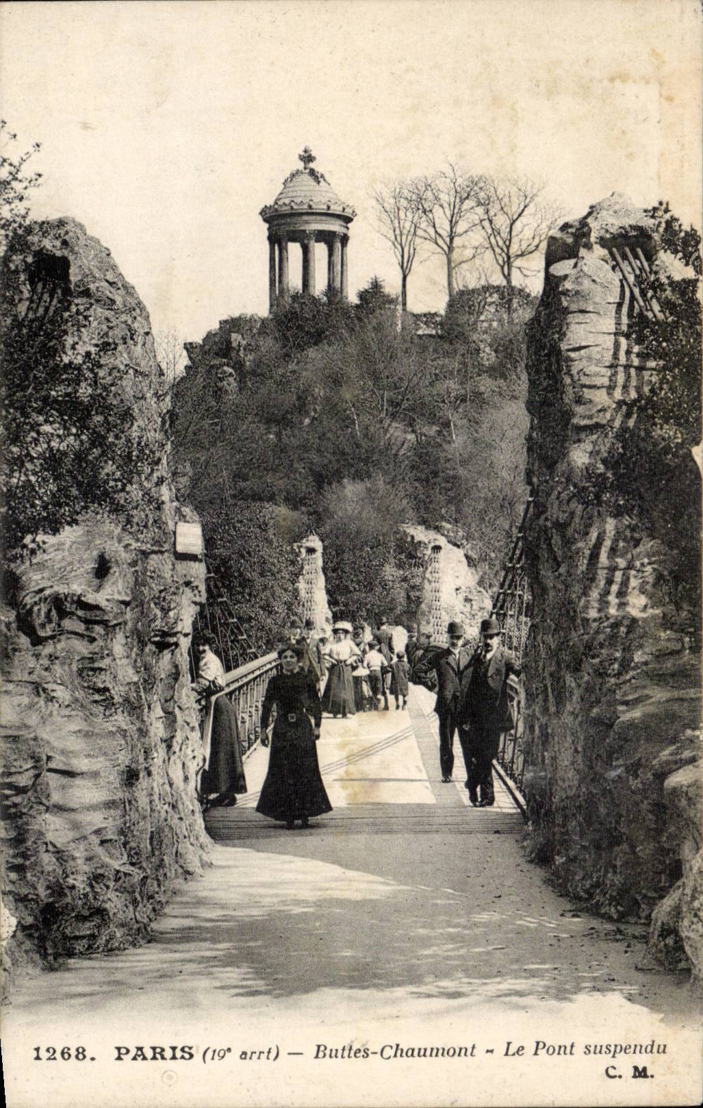 Paris CPA Buttes Chaumont Le pont suspendu