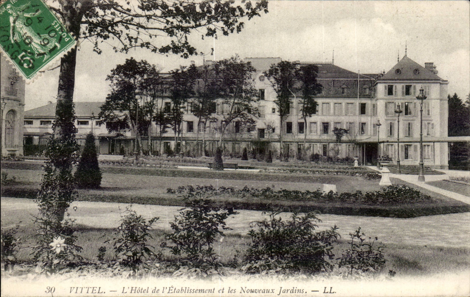 Vittel CPA L'hotel de l'etablissement et les nouveaux jardins