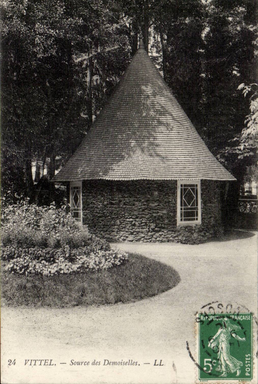 Vittel CPA source des demoiselles