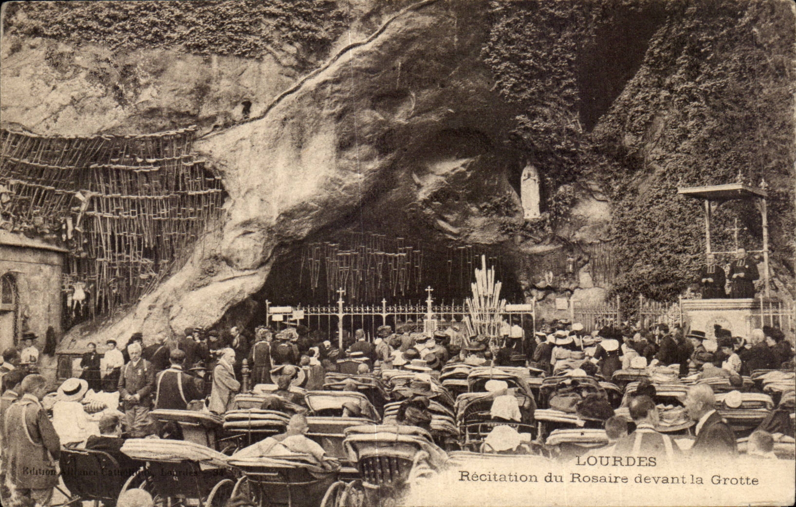 CPA Lourdes Recitation du rosaire devant la grotte