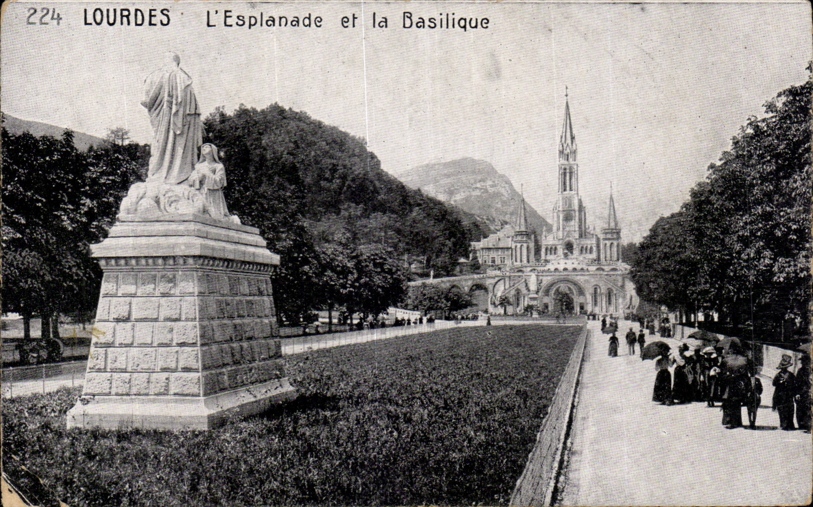 CPA Lourdes L'esplanade et la basilique