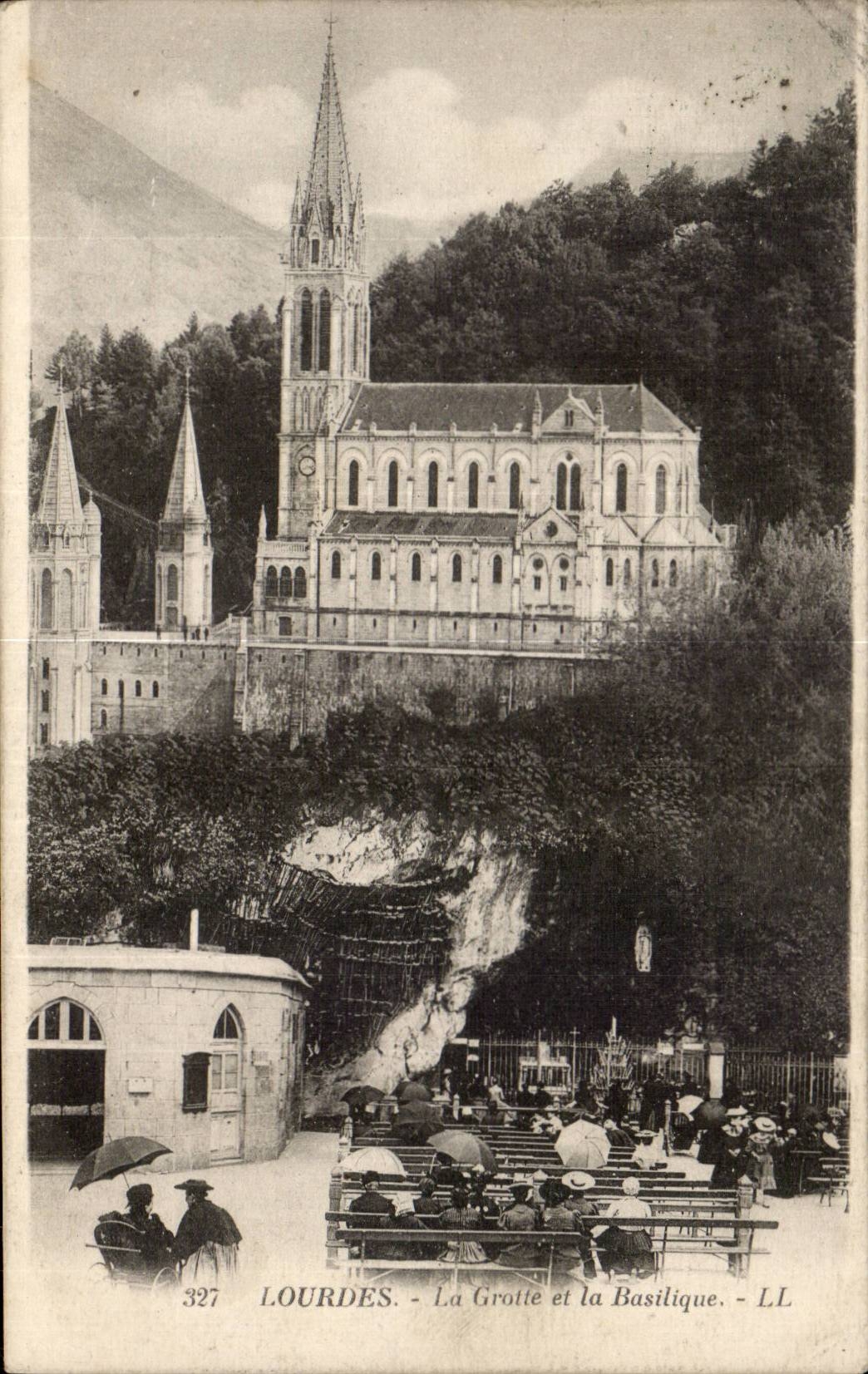 CPA Lourdes La grotte et la basilique