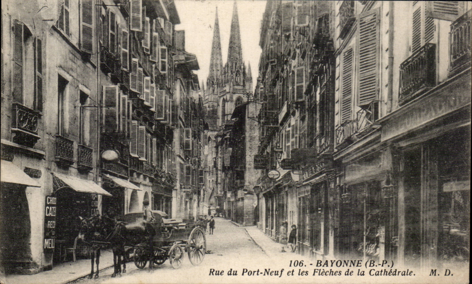 Bayonne CPA Rue du port Neuf et les fleches de la cathedrale