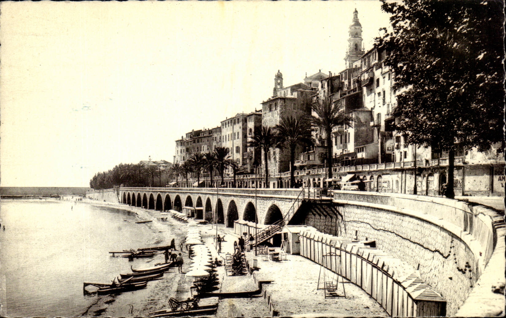 CPSM Menton La plage et la vieille ville