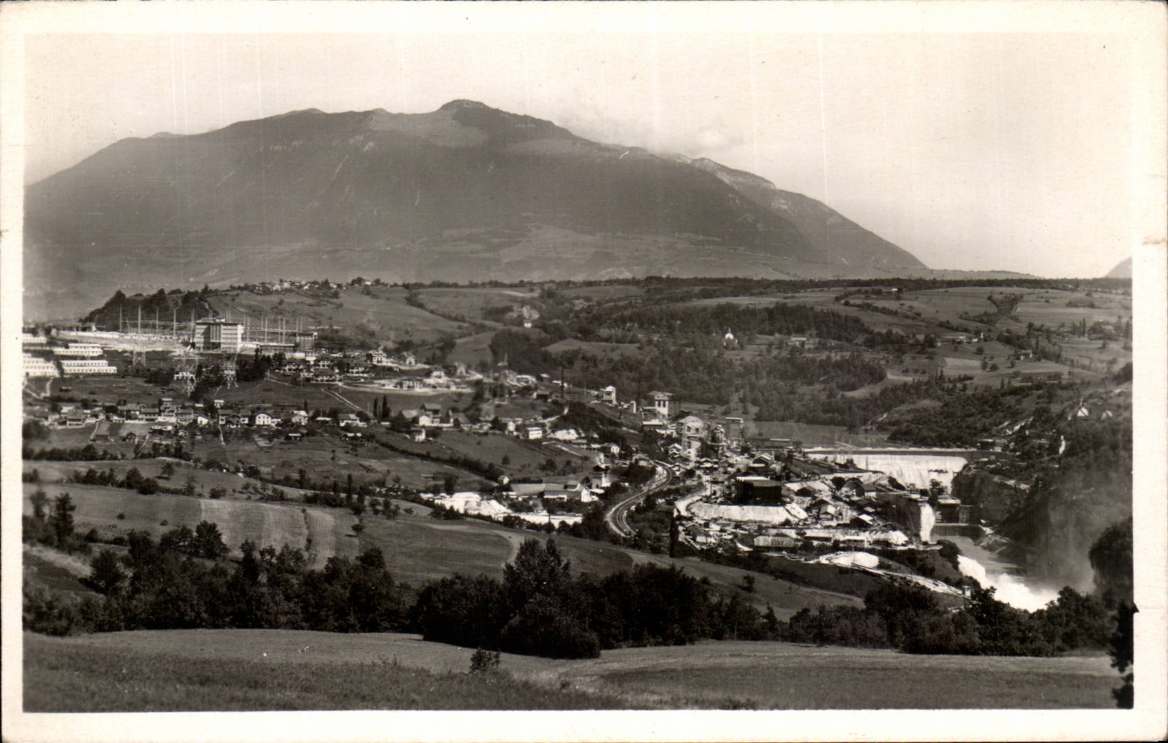CPA Genissiat Vue generale Le grand barrage sur le rhone et le Jura