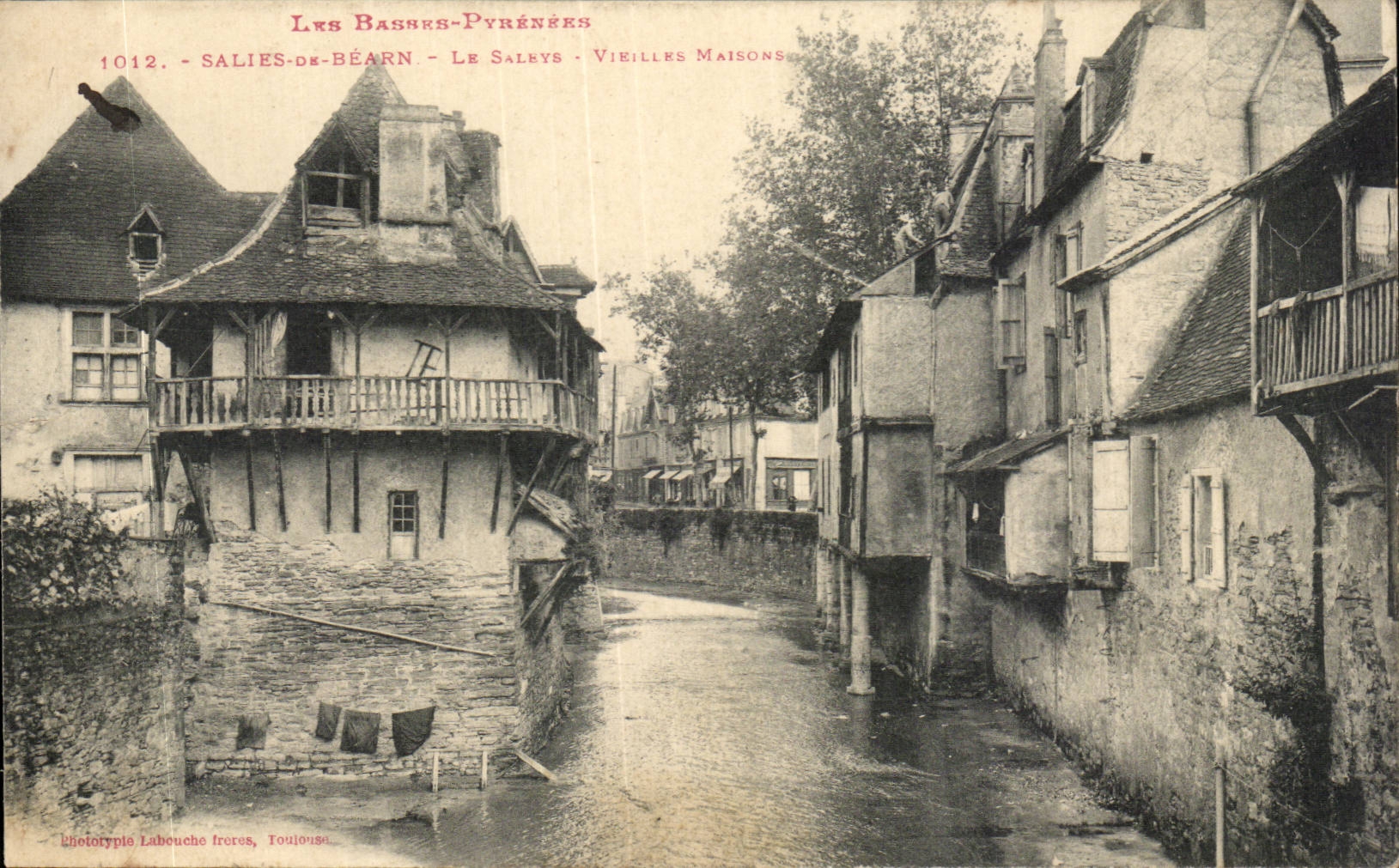 CPA SAlies de Bearn Le Saleys Vieilles maisons