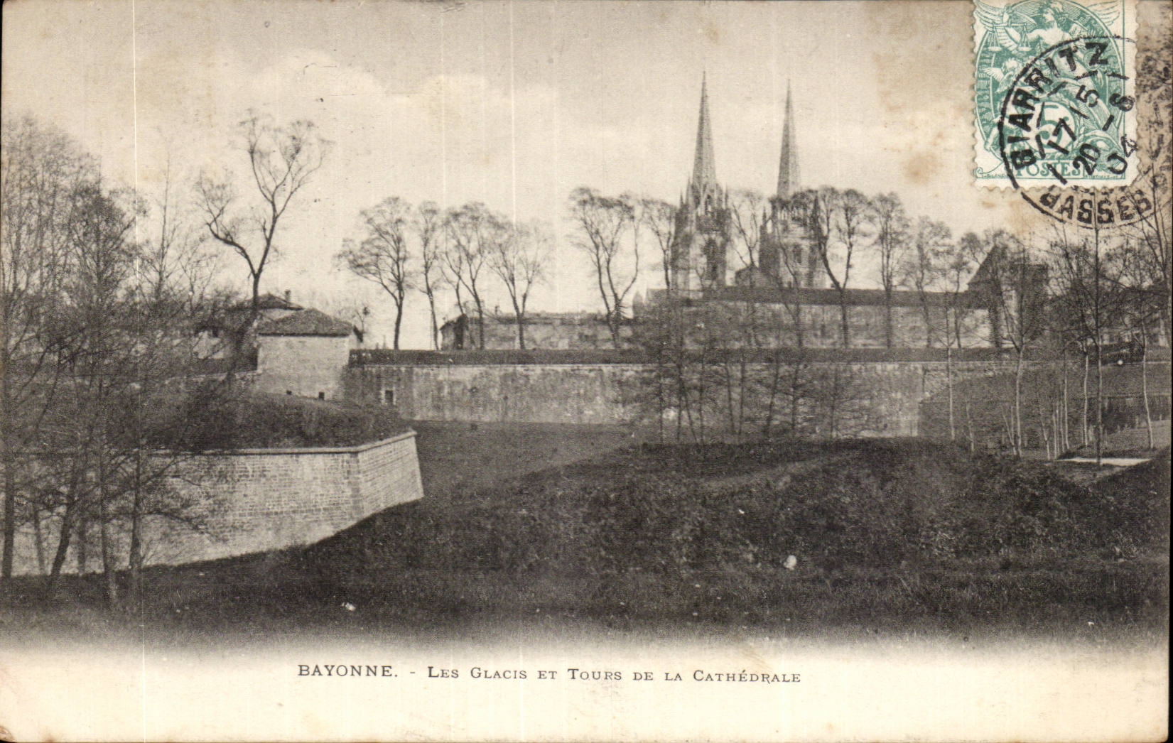 Bayonne - Les glacis et tours de la cathédrale — éditeur inconnu, n° de série non visible