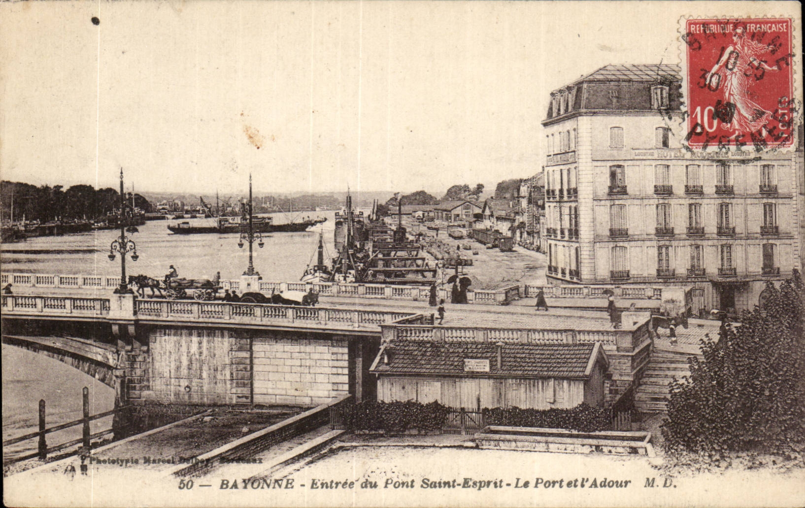 CPA Bayonne Entree du pont St Esprit le port et l'Adour