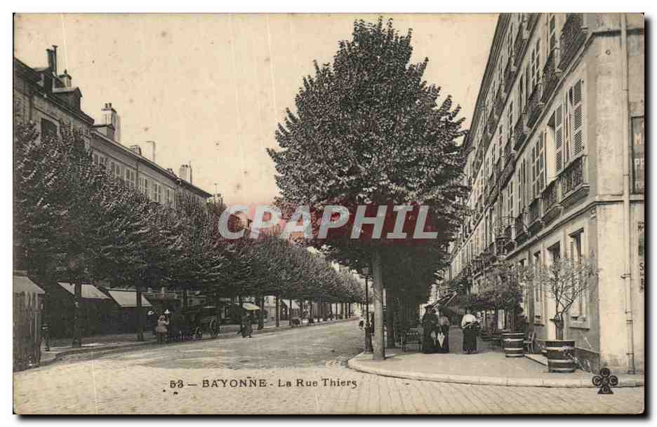 Bayonne - La Rue Thiers — vue urbaine avec arbres et bâtiments — éditeur non identifié, n° de série non visible
