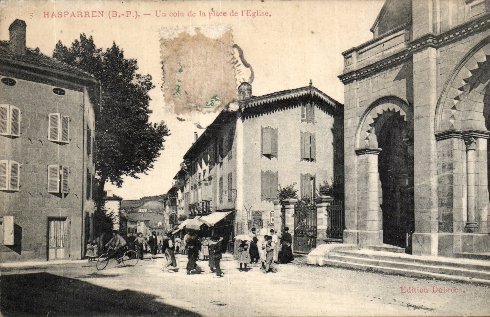 CPA Hasparren Un coin de la place de l'eglise