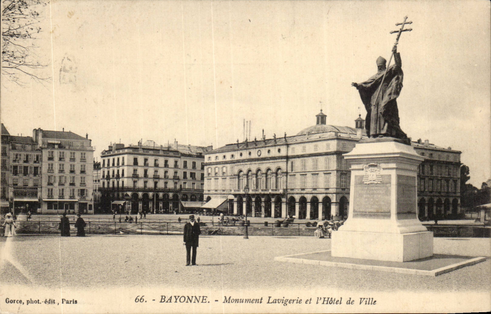 Bayonne - Monument Lavigérie et l'Hôtel de Ville