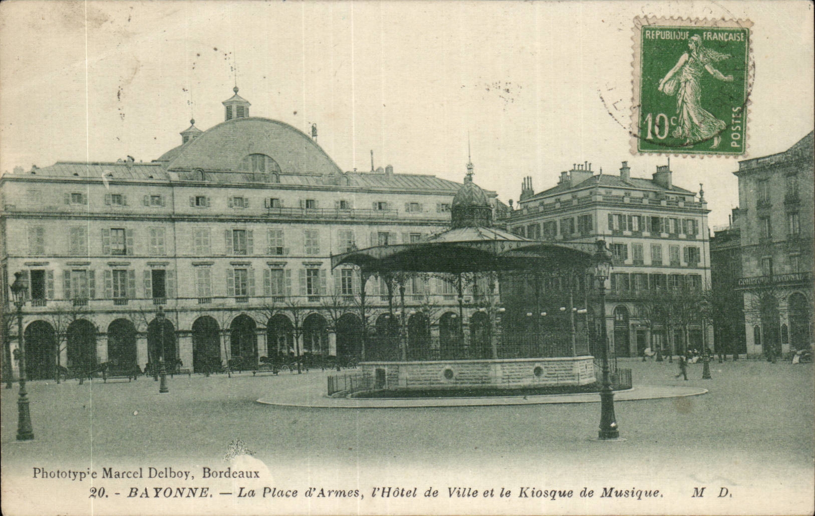 Bayonne — La Place d'Armes, l'Hôtel de Ville et le Kiosque de Musique — Phototypie Marcel Delboy, Bordeaux, n°20