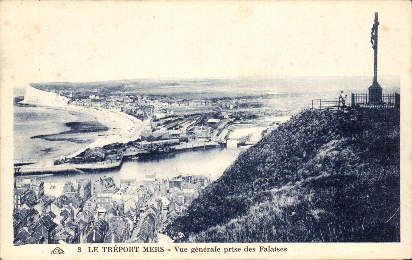 CPA Le Treport Mers Vue generale prise des Falaises