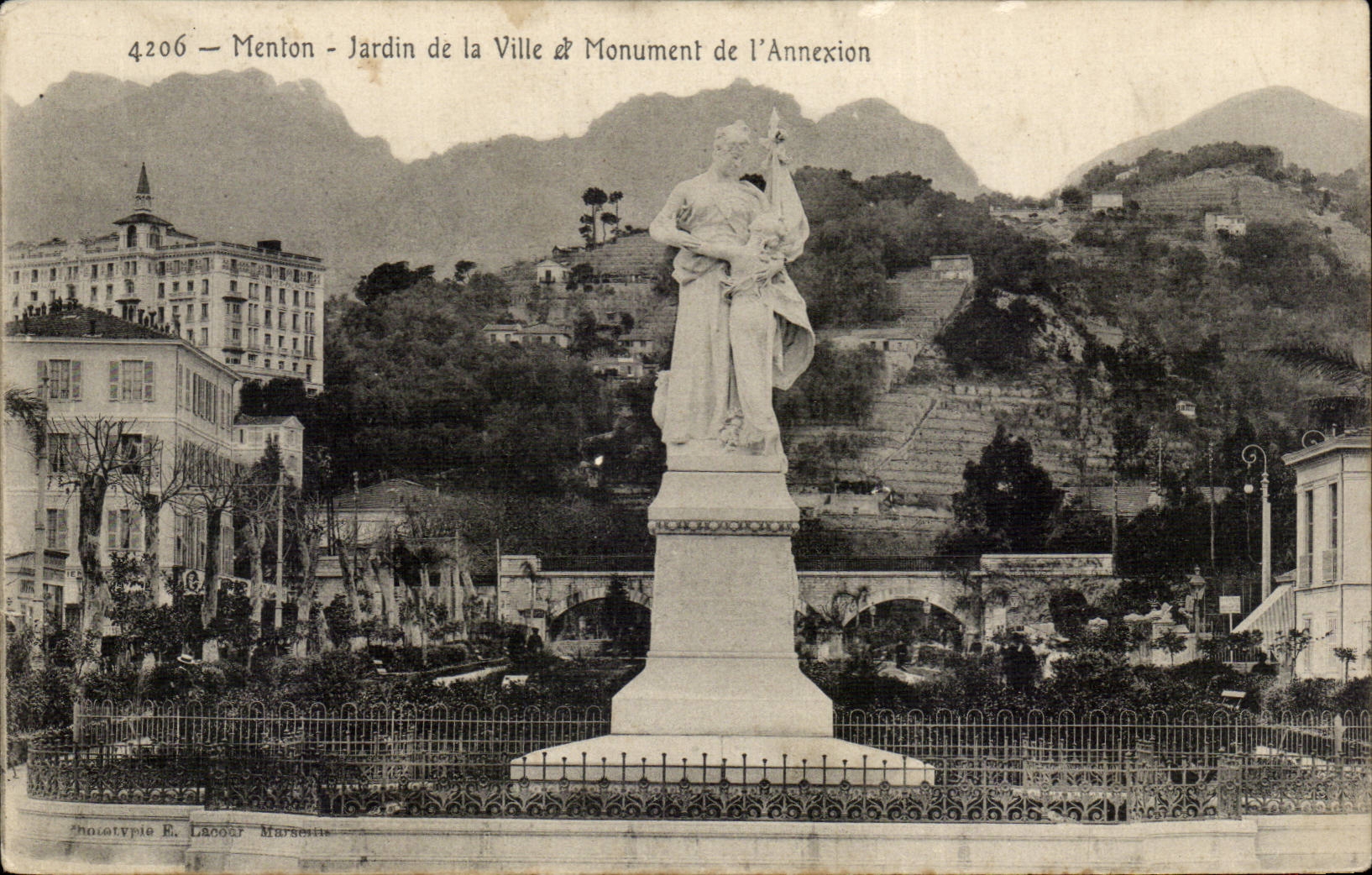 CPA Menton Jardin de la ville et monument de l'annexion