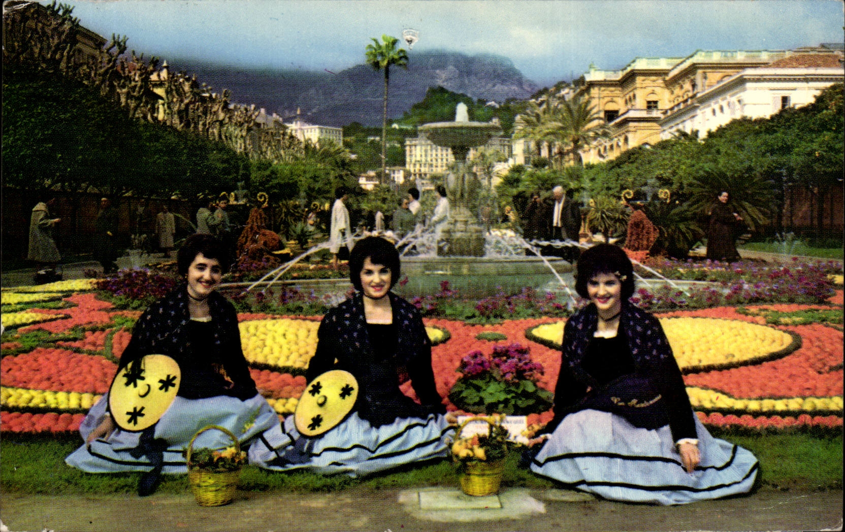 CPA Menton Les jardins pendant les fetes du Citron