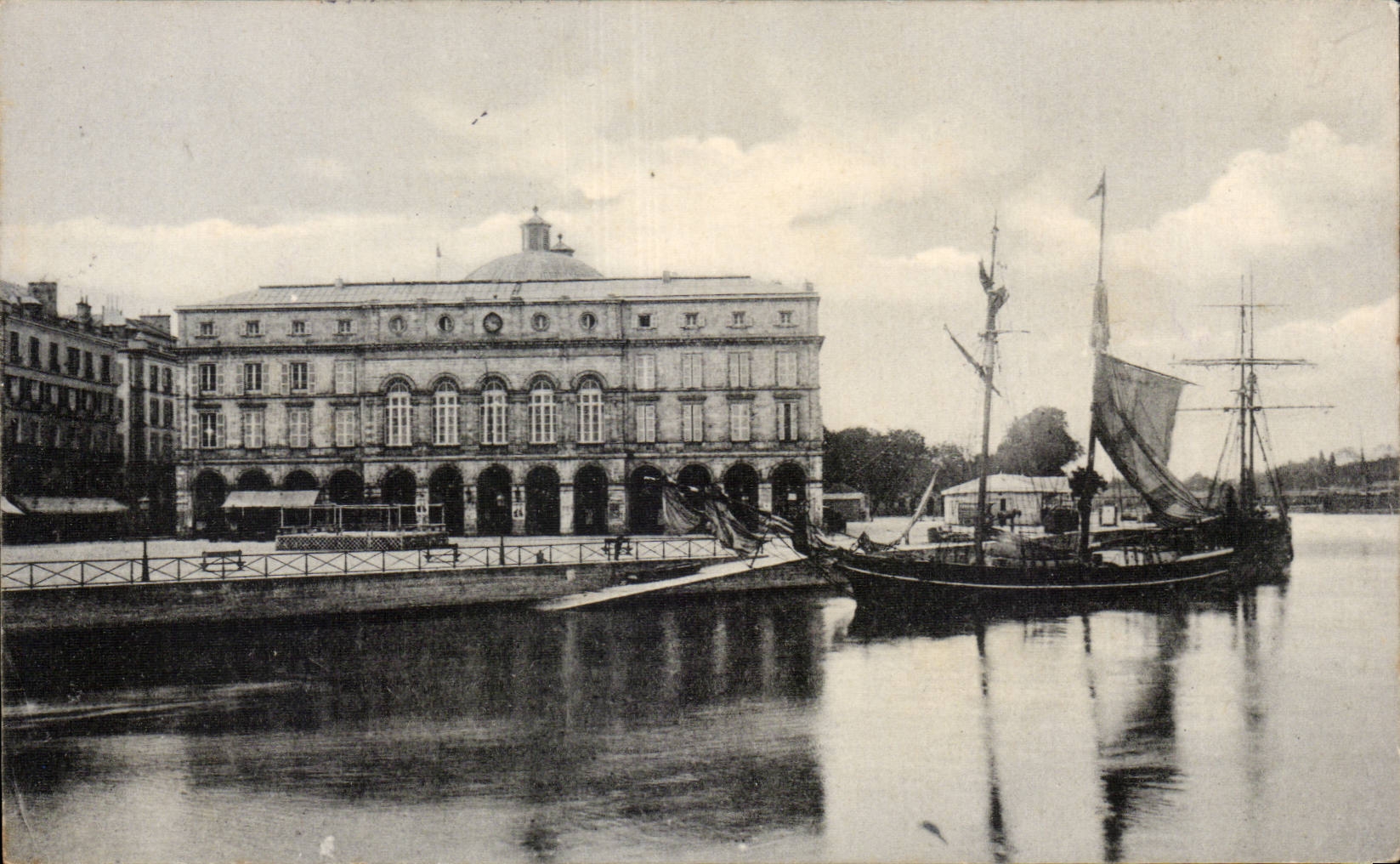 Bayonne CPA Le theatre Bateau Voilier