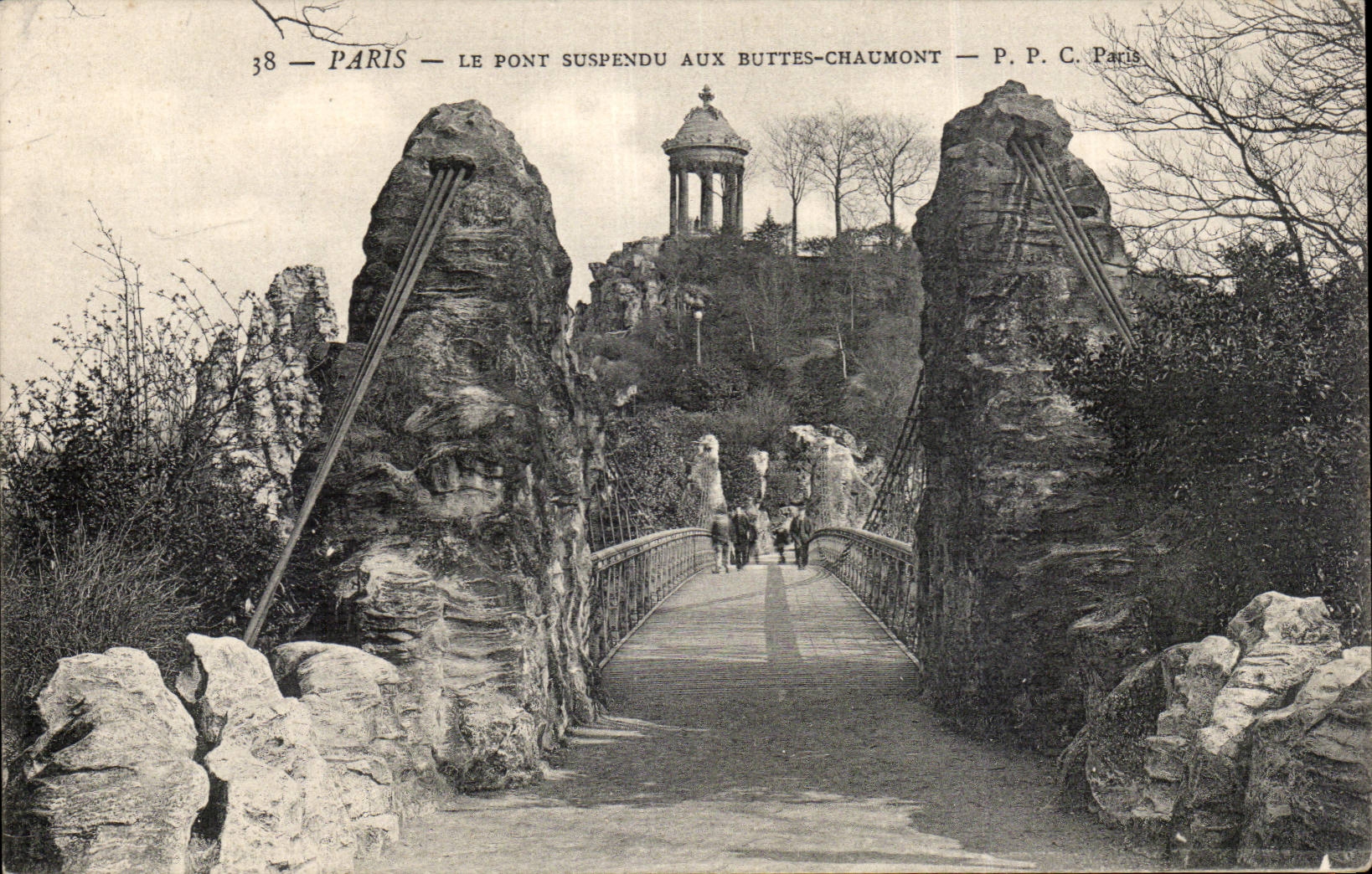 Paris CPA Le pont suspendu aux Buttes Chaumont