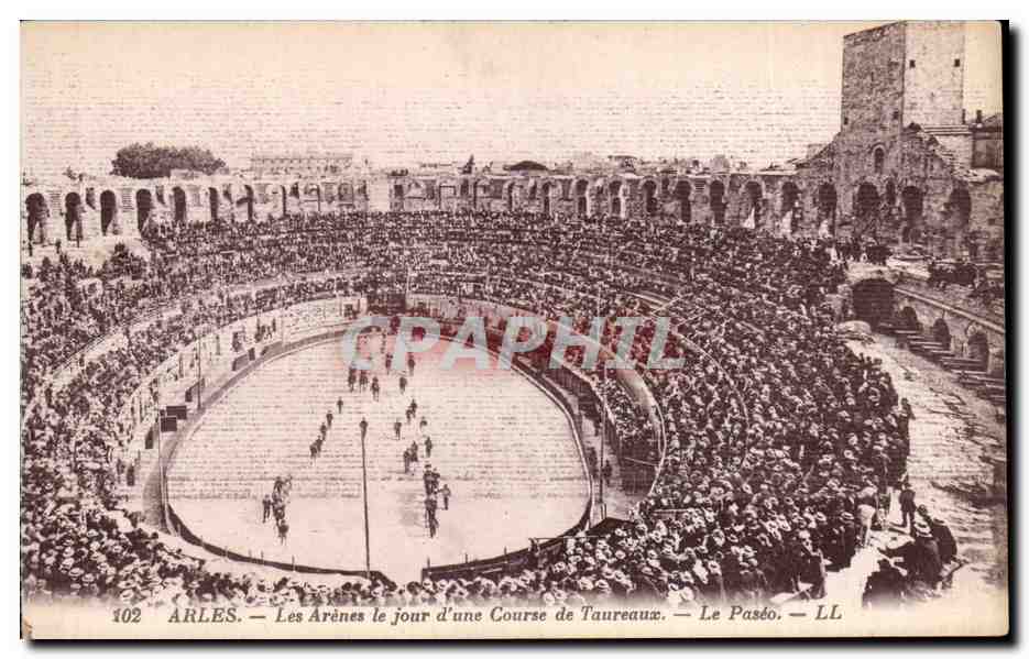 CPA Arles Les arenes le jour d'une course de taureaux toro corrida