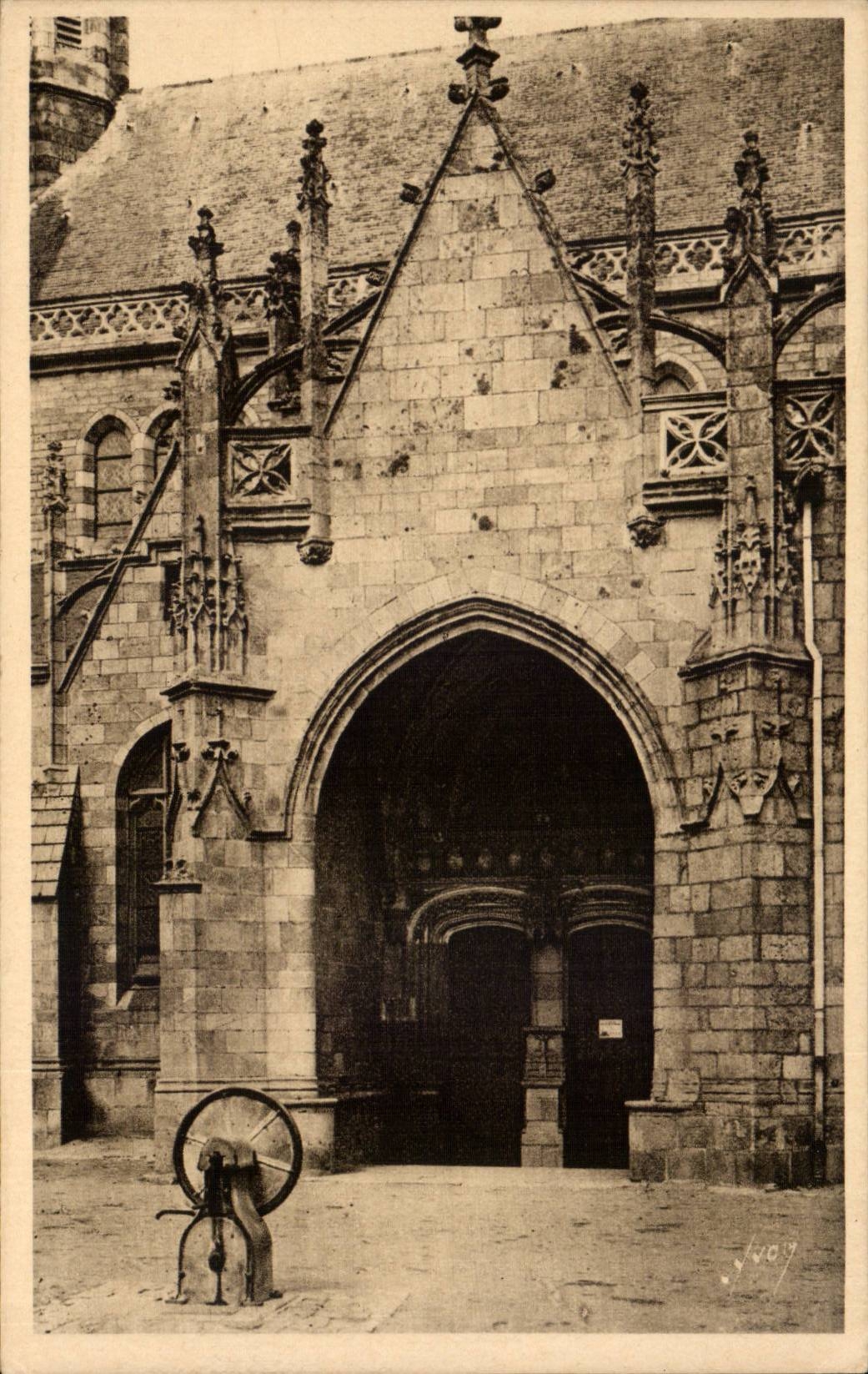 CPA Guerande Le porche de la collegiale St Aubin