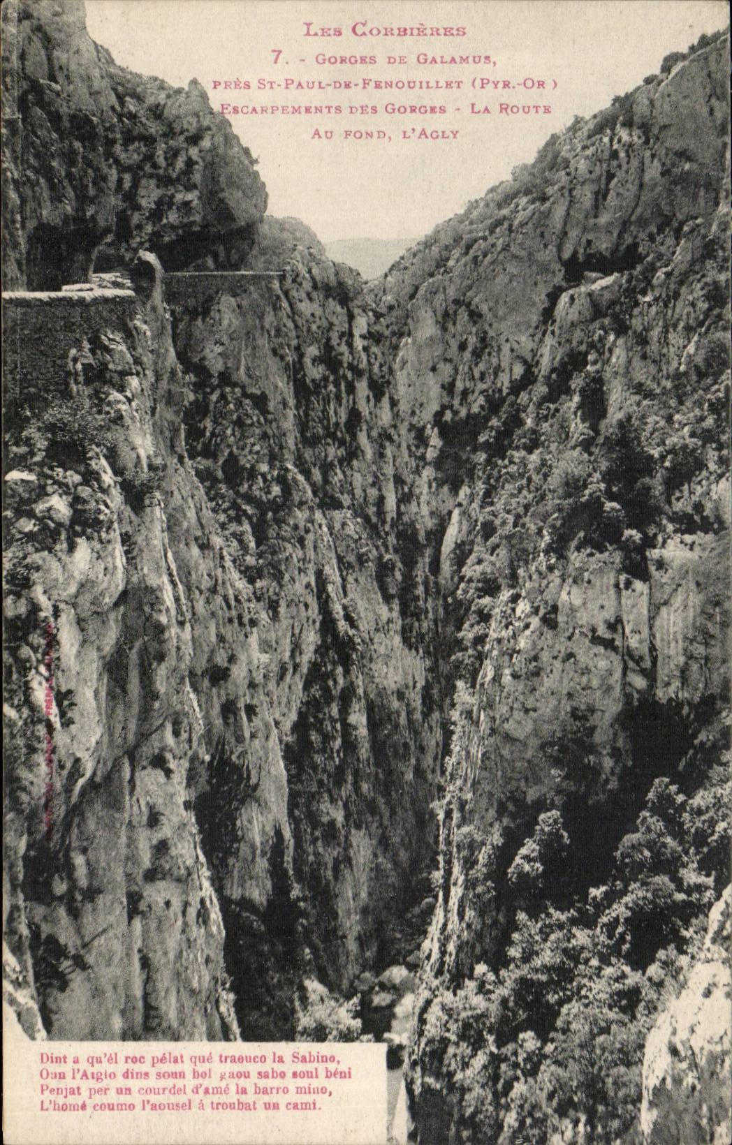 CPA Les Corbieres Gorges de Galamus pres St Paul Fenouillet Escarpements des gorges La route au fond L'Agly