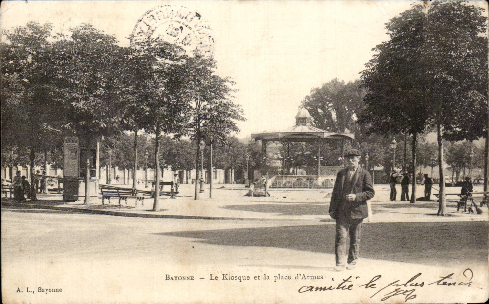 CPA Byonne Le kiosque et la place d'armes