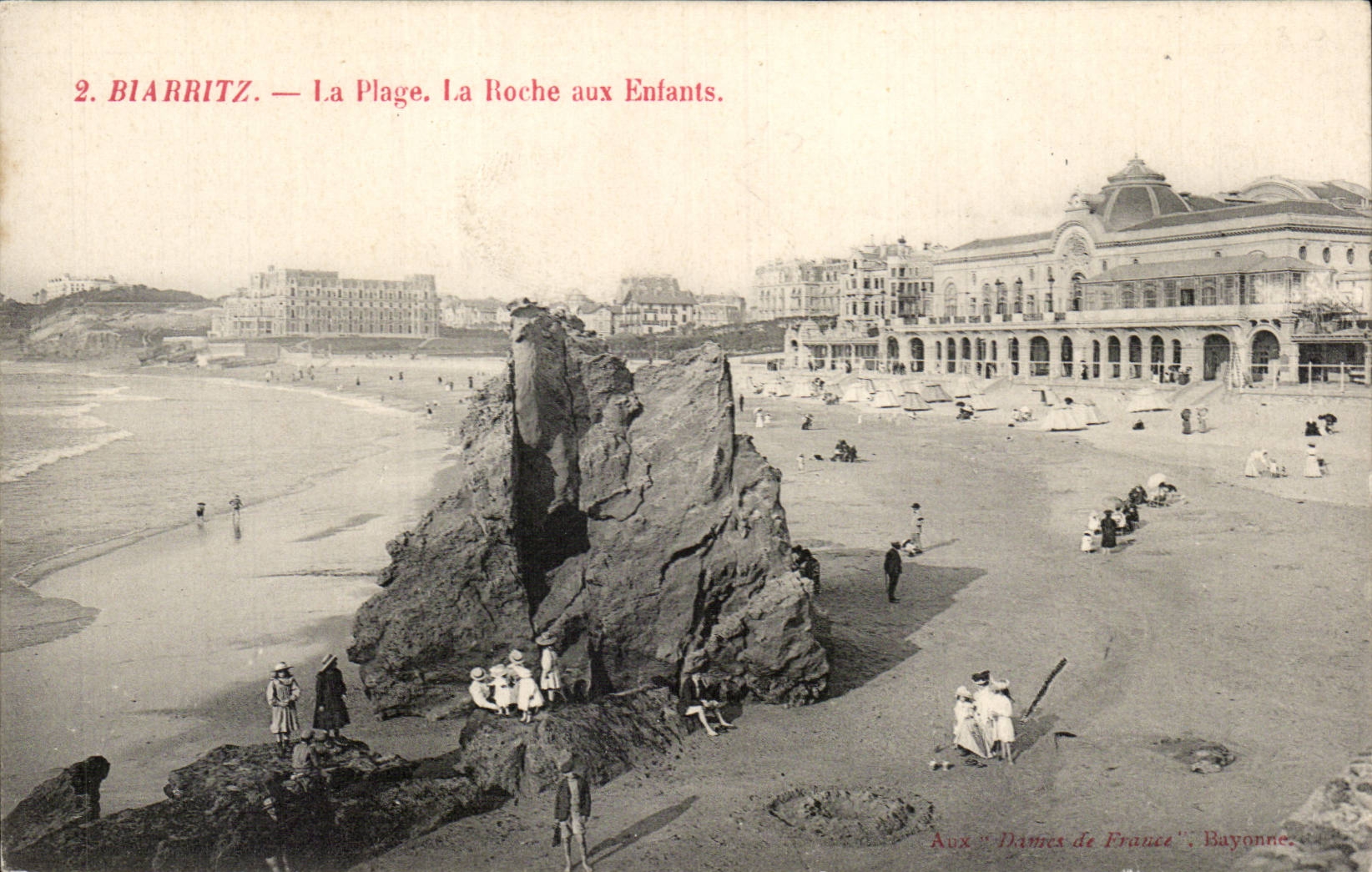 Biarritz — La Plage. La Roche aux Enfants. — Aux 'Dames de France', Bayonne.