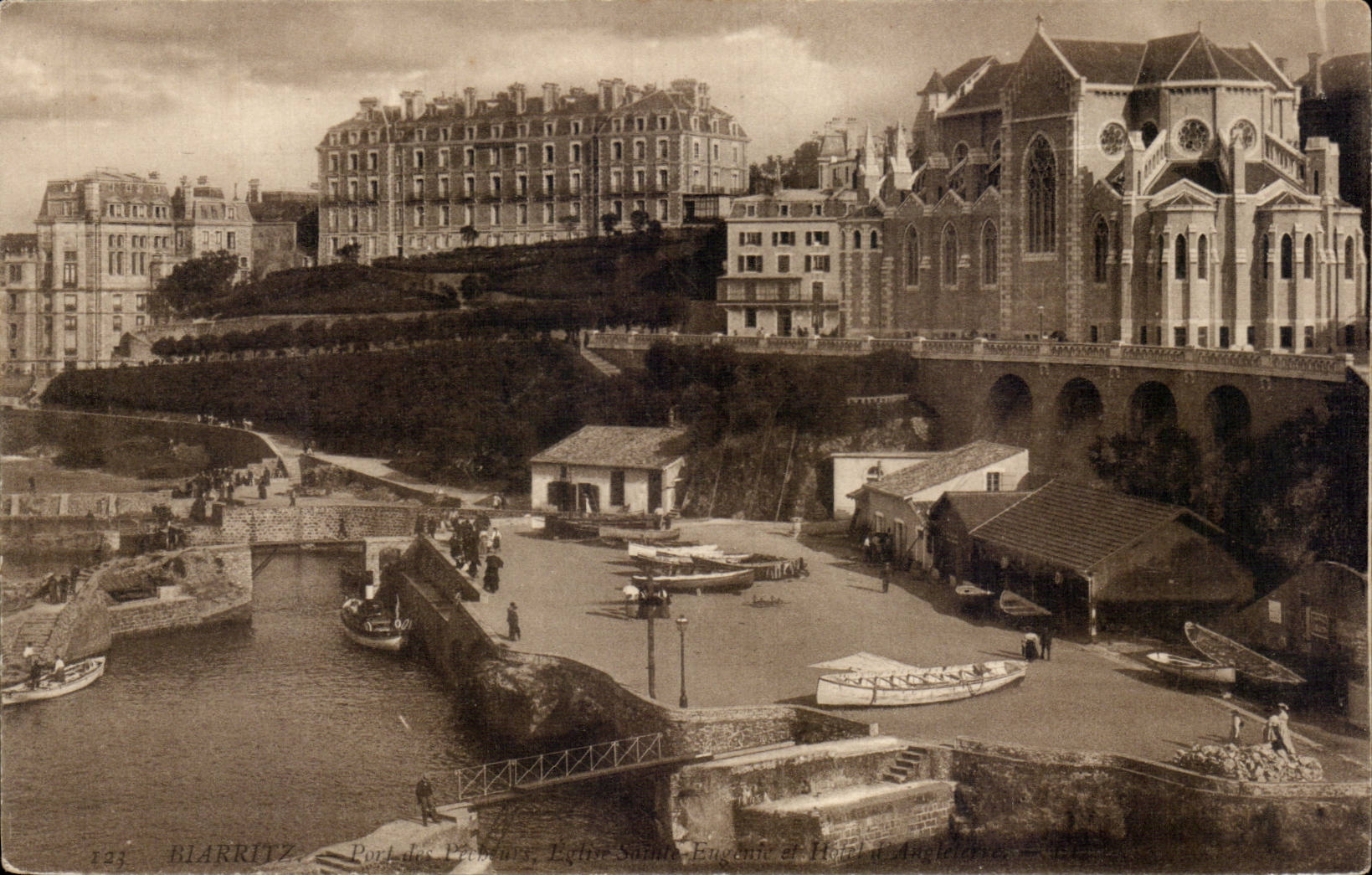 Biarritz — Port des Pêcheurs, Église Sainte-Eugénie et Hôtel d'Angleterre — Carte Postale de Luxe n°123