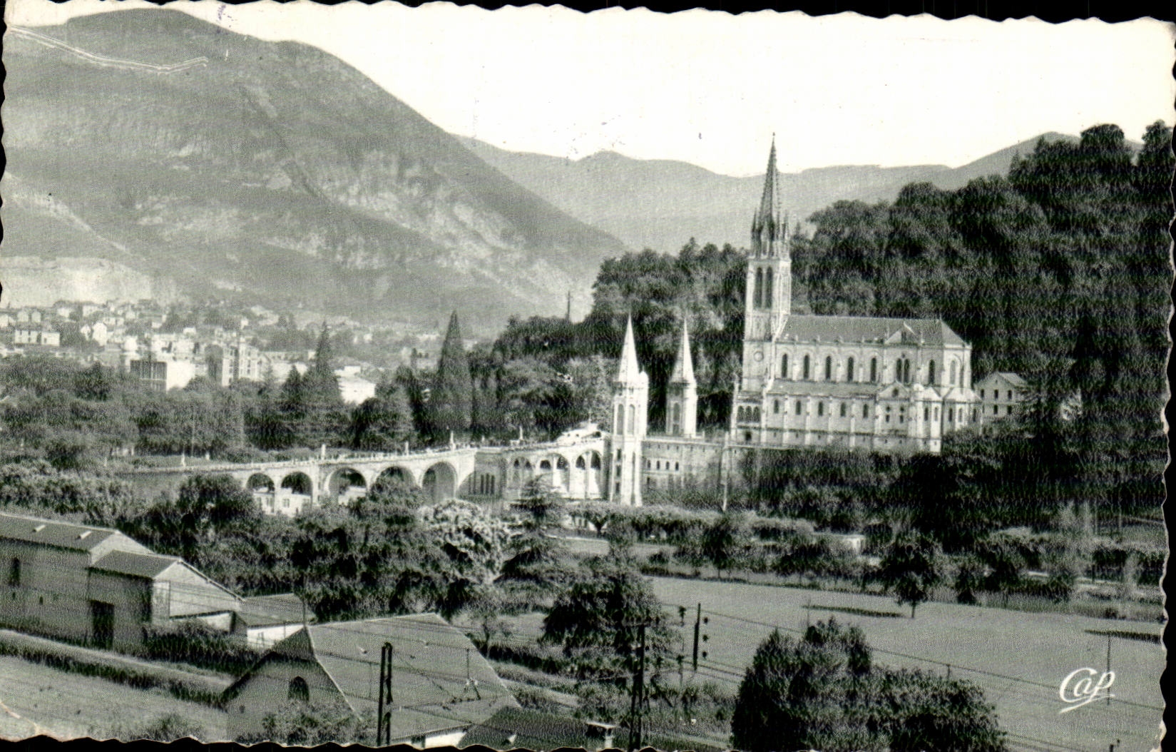 Lourdes — La Basilique et le Pic du Jer — éditeur Cap