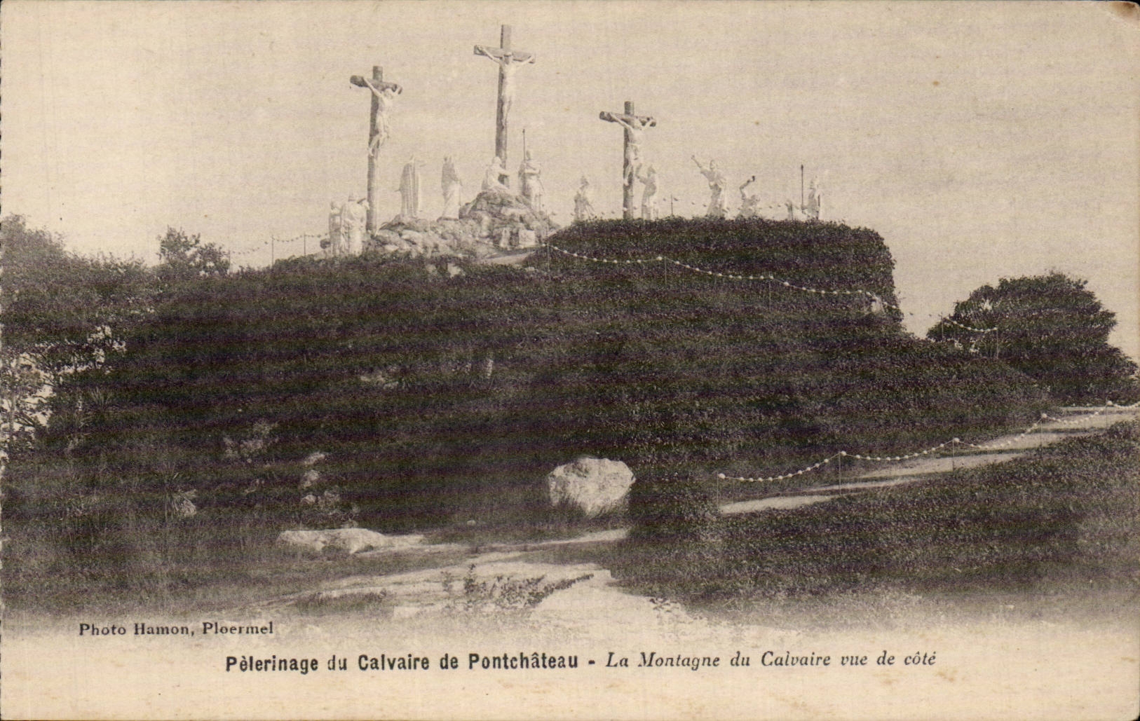 Pèlerinage du Calvaire de Pontchâteau — La Montagne du Calvaire vue de côté — Photo Hamon, Ploermel